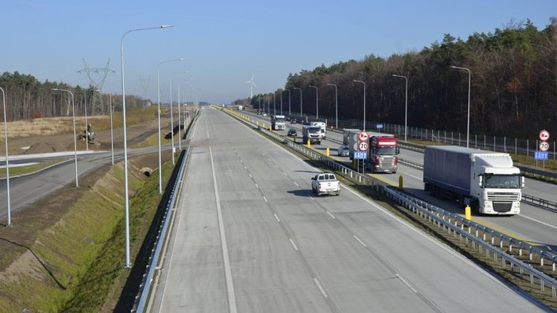 Autostrada Bursztynowa pomiędzy Tuszynem a Częstochową to najszersza droga w Polsce