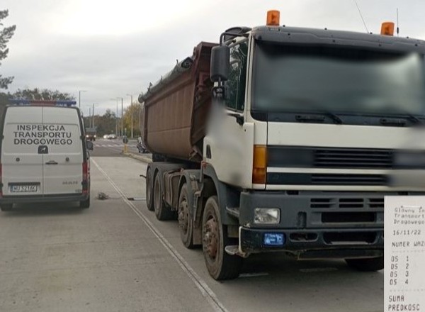 ITD skontrolowała wywrotkę. Do dalszej jazdy potrzebna była koparka