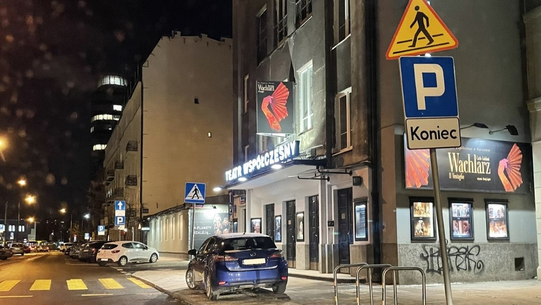 Samochód zaparkowany tuż przed "zebrą", poza wyznaczoną strefą parkowania