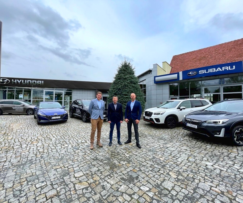 Salon Firmy Motoryzacyjnej Ligęza Sp. z o.o w Jeleniej Górze wraz z kadrą menedżerską