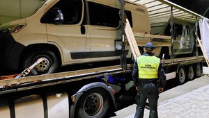 KAS zatrzymała litewskiego TIR-a. W naczepie kampery z wyłamanymi stacyjkami