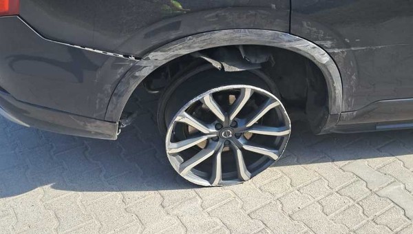 Usłyszeli dźwięk tarcia metalu o asfalt. Policjanci musieli skonfiskować Volvo