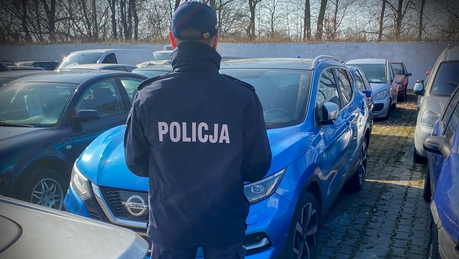 Policjanci zauważyli auto stojące w poprzek drogi. Reszta potoczyła się szybko