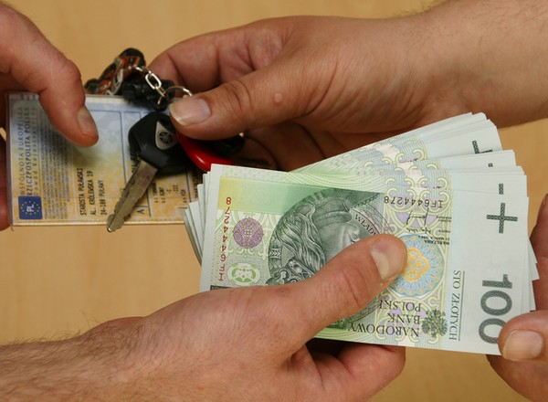 Kupiłeś lub sprzedałeś samochód? Podpisanie umowy to nie koniec formalności