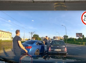 Kierowca BMW próbuje wyprzedzać w korku. Rozpoczyna się walka [Wideo]