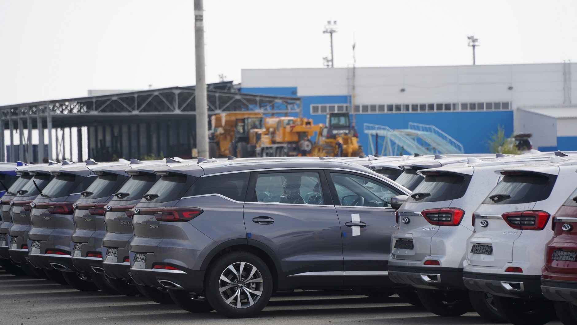 Nowe chińskie samochody (Chery) czekające w porcie na transport.
