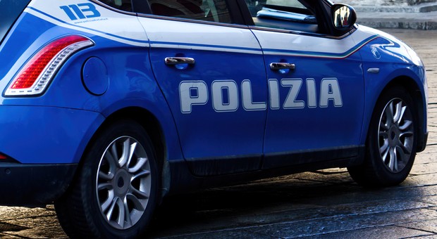Kierowca zostawił uchyloną szybę w aucie. Włoskie służby ukarały go mandatem
