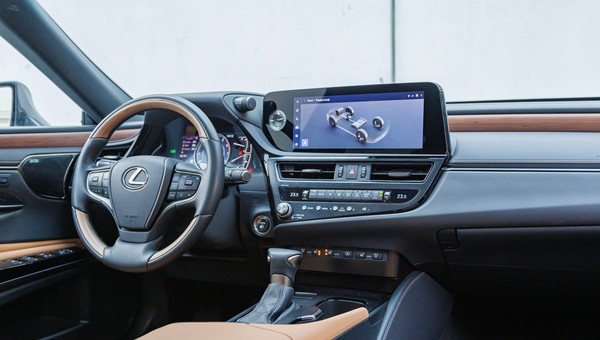 Lexus sypnął rabatami. I to solidnymi. Największy SUV tańszy o 80 tys. zł
