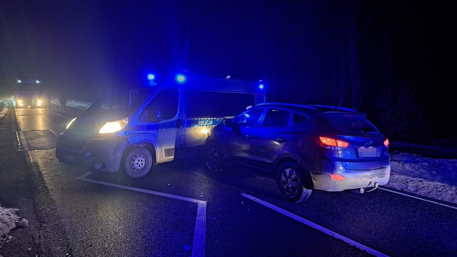 Nastolatek uciekał przed policją samochodem matki. Uderzył w radiowóz