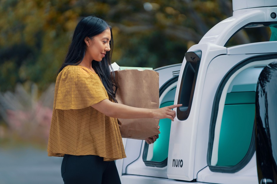 Autonomiczny pojazd Nuro dostarcza jedzenie w sieci Uber