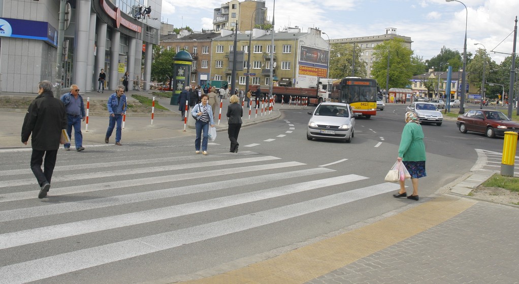 Przejście dla pieszych na ruchliwym skrzyżowaniu