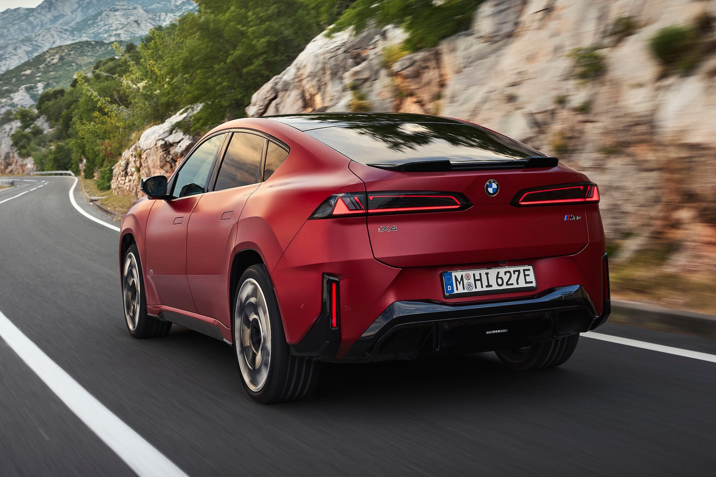 Najnowszy model BMW to SUV coupe. Tak wygląda nowe iX4