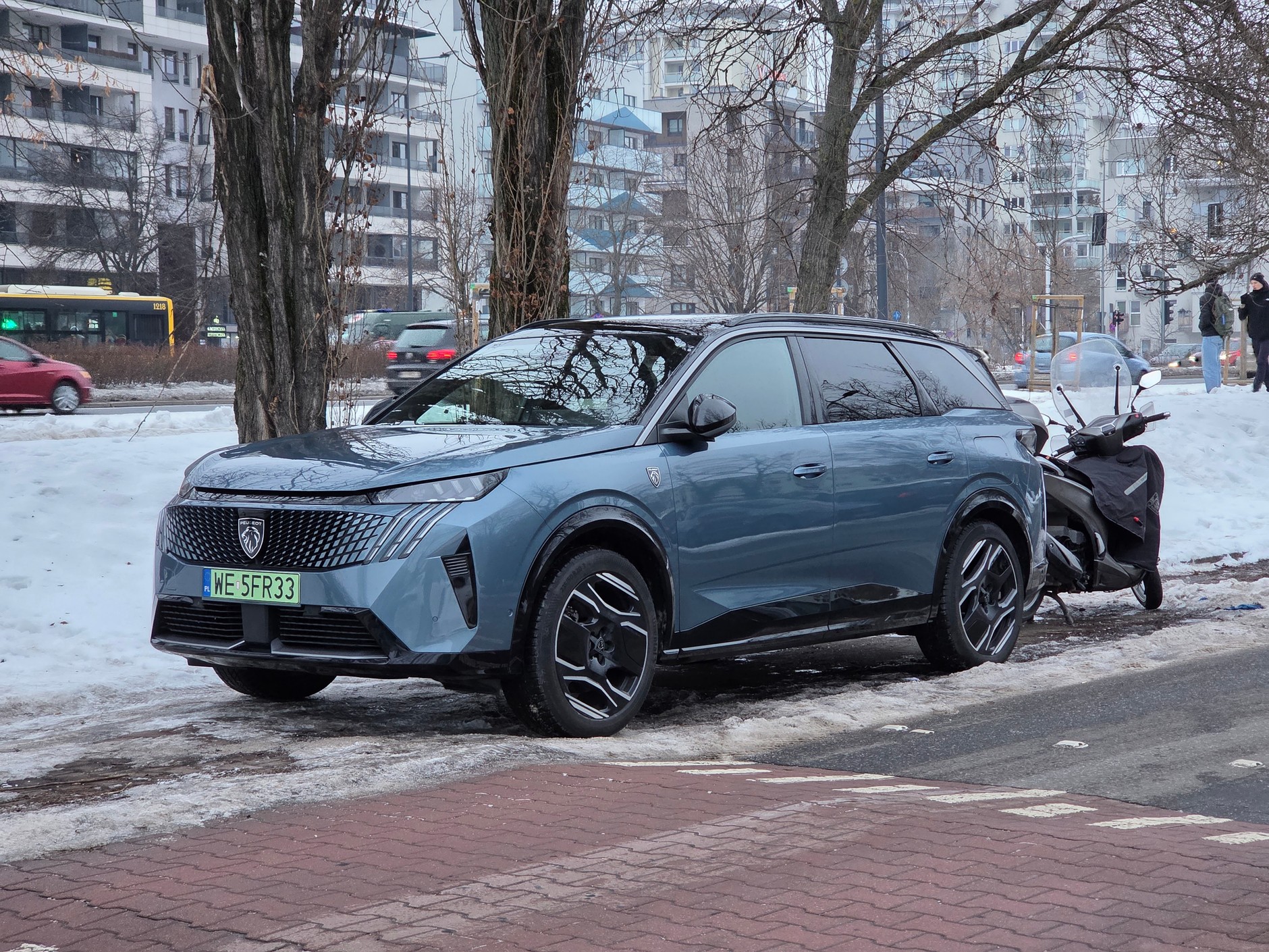 Zero taryfy ulgowej. Podczas mroźnego weekendu Peugeot e-5008 zimował na zewnątrz