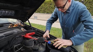 To małe pudełko uruchamia auto z rozładowanym akumulatorem. Ale jest haczyk