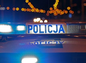 Siedział na śniegu obok samochodu i skarżył się na serce. Policyjna baza ujawniła prawdę