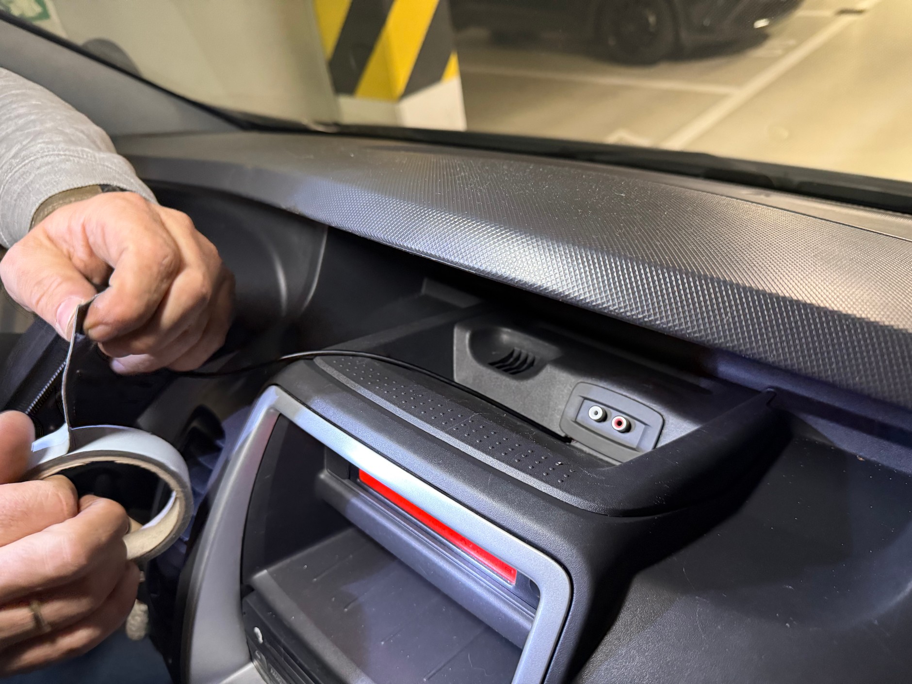 Taśma dwustronna to moliwie bezinwazyjny sposób montażu akcesoriów