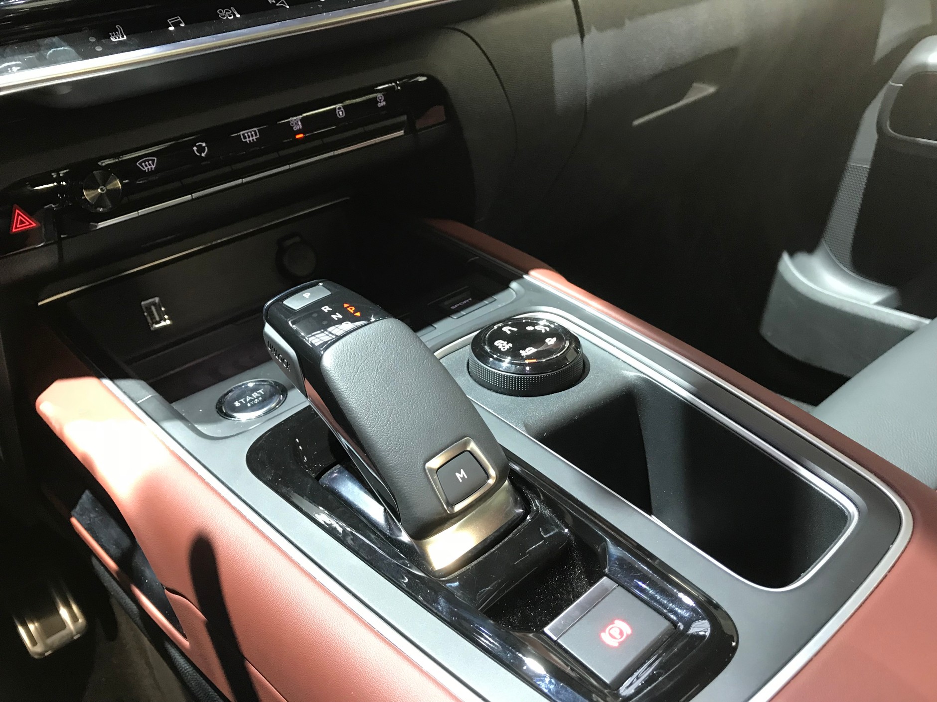 Im niżej tym twardsze plastiki. Trudno jednak narzekać na jakość wykonania i detale wnętrza. Citroen C5 Aircross