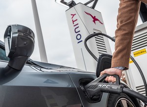 Niemcy biją na alarm: nie ma gdzie ładować aut elektrycznych