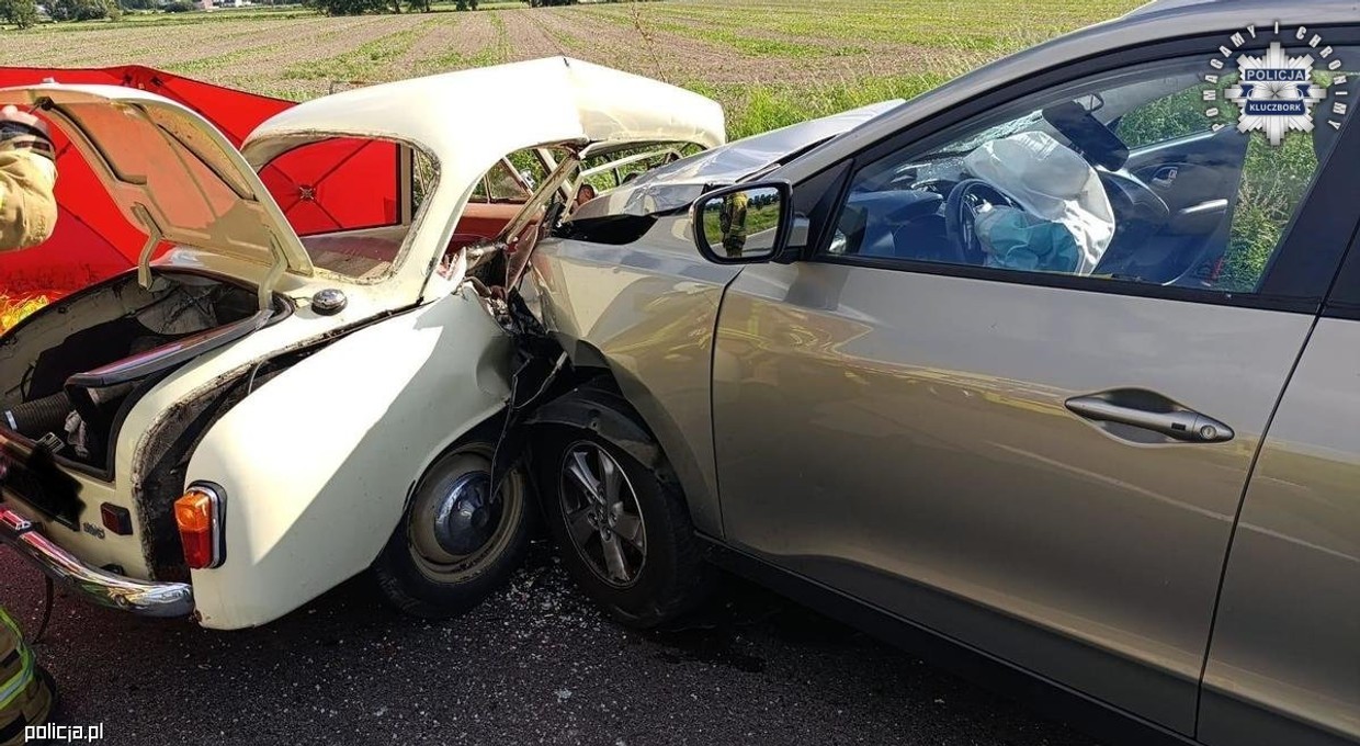 Hyundai uderzył w zabytkową Syrenę 105. Dwie osoby nie żyją, cztery trafiły do szpitala