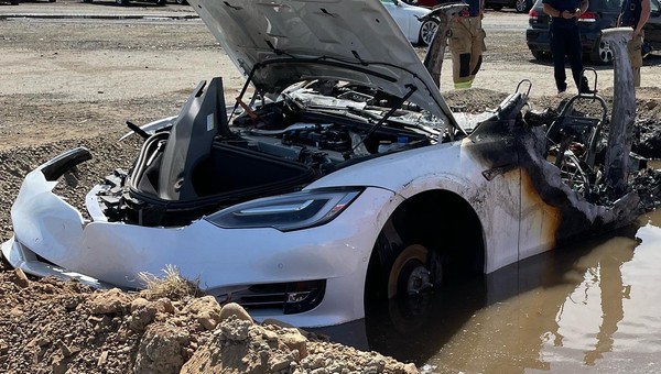 Tesla doszczętnie spłonęła po... trzech tygodniach stania na placu. Wcześniej się nie paliła