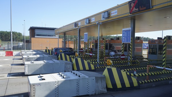 Darmowe autostrady i zakaz wyprzedzania się ciężarówek od 1 lipca. Prezydent podpisał ustawę