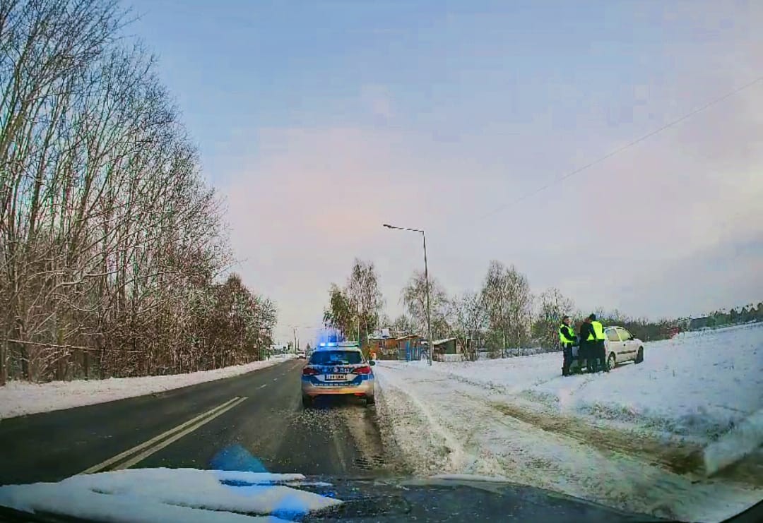 Zimowy pościg w Skierniewicach. 41-latek utknął na polu