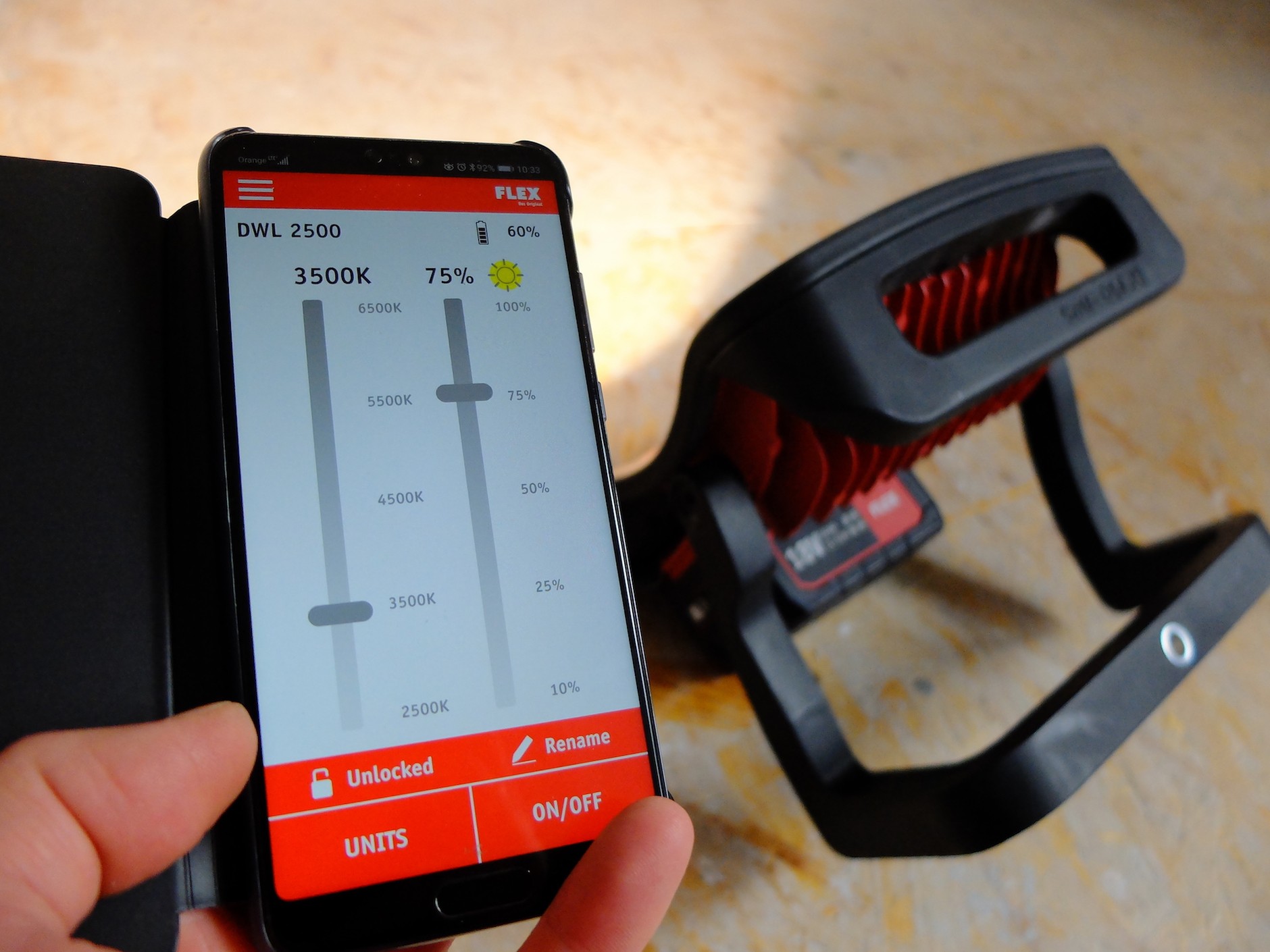 Lampą można regulować (zmieniać kolor światła i jego natężenie) także za pomocą telefonu