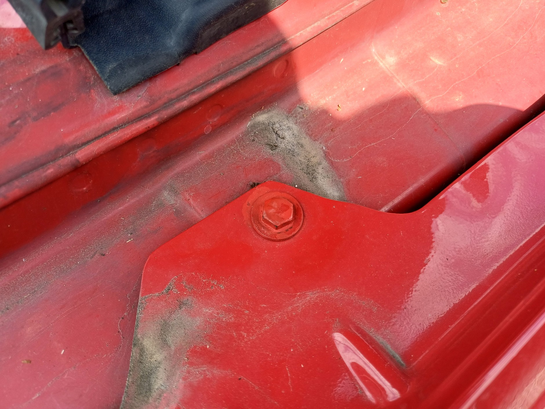 Śruby noszą ślady odkręcania. To da się zamaskować, ale tu lakiernik się nie starał