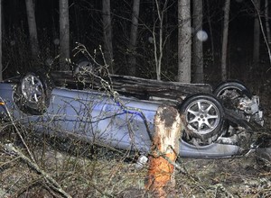 Jaguar leżał na dachu w lesie. Policja pokazała zdjęcie ku przestrodze