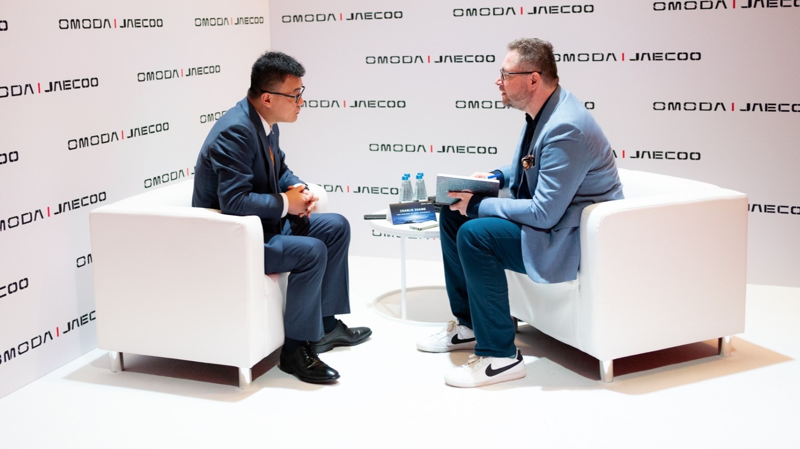 Charlie Zhang (po lewej), wiceprezes Chery Automobile