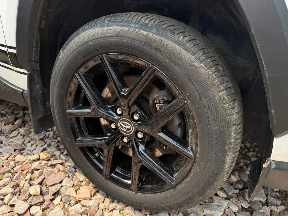 Toyota RAV 4 z 2020 r. oferowana przez autoryzowanego dilera za 123 tys. 700 zł