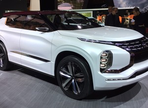 Mitsubishi podczas salonu samochodowego w Paryżu