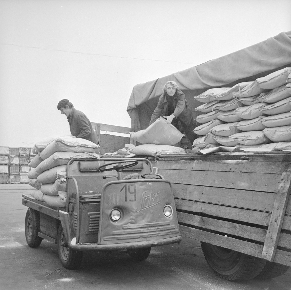 To nie jest tak, że Polska nie ma tradycji produkowania pojazdów na prąd – na zdjęciu Stal 258 występujący też pod nazwą WA-2 – może nie samochód, ale pojazd, wózek akumulatorowy wytwarzany przez Hutę Stalowa Wola. Pojazd wytwarzano w dużej liczbie egzemplarzy działał na wielu dworcach i w wielu fabrykach. Fotografował się z nim m.in. Lech Wałęsa