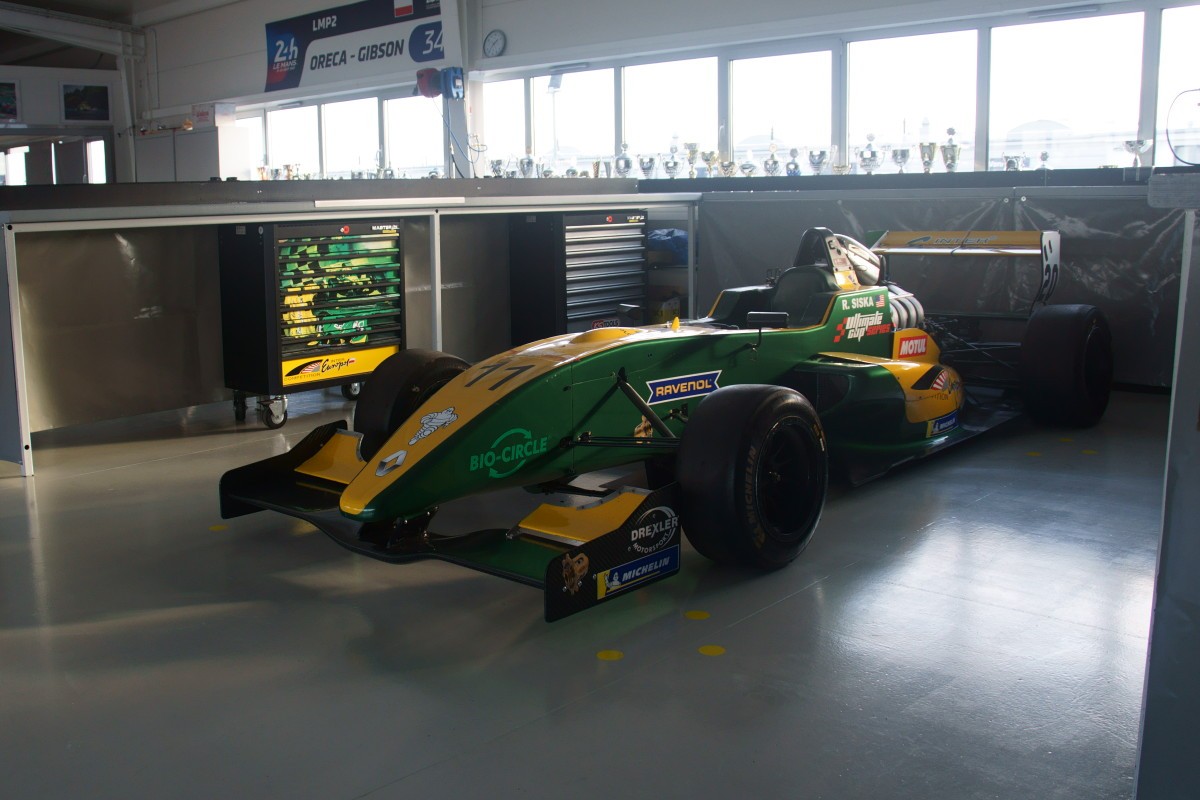 Zespół Śmiechowskiego zadebiutował w 2010 r. w Pucharze Europy Północnej FR2.0 (NEC)