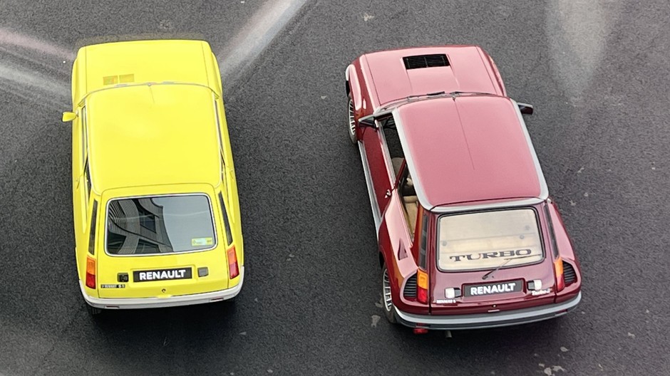 Renault 5 (pierwsza generacja; po lewej) i Renault 5 Turbo 2