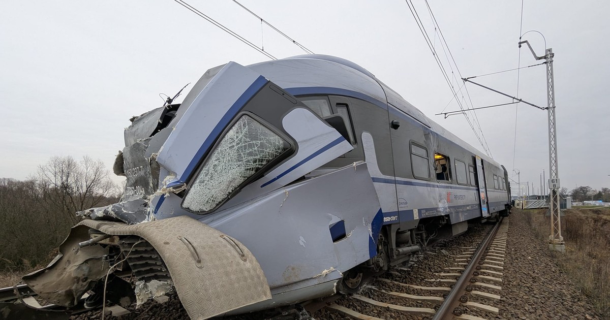  Poważny wypadek pod Warszawą. Pociąg uderzył w ciężarówkę i się wykoleił