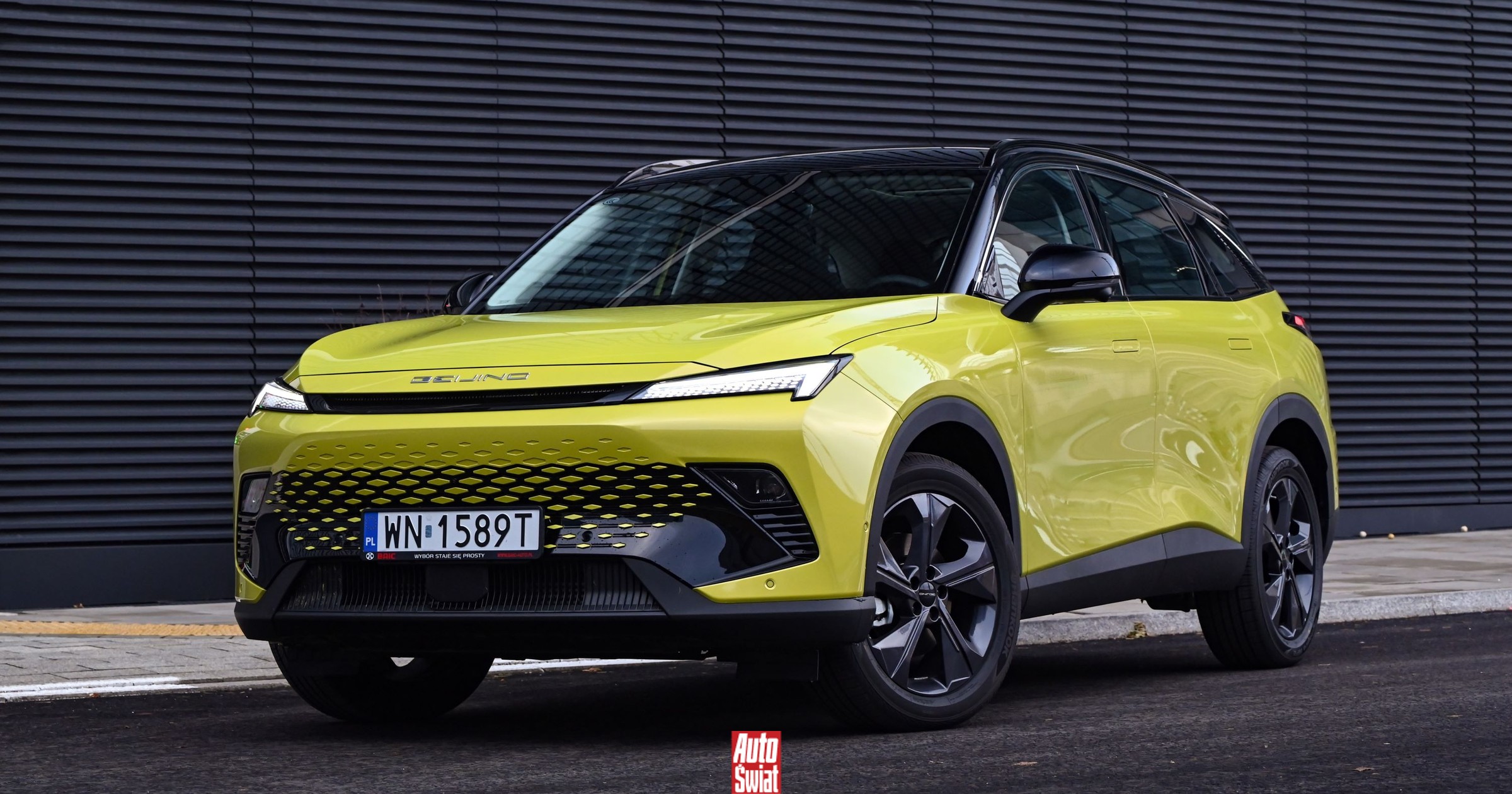 Chiński 4,6-metrowy SUV z nową, rekordowo niską ceną. A wyposażenie wciąż bogate