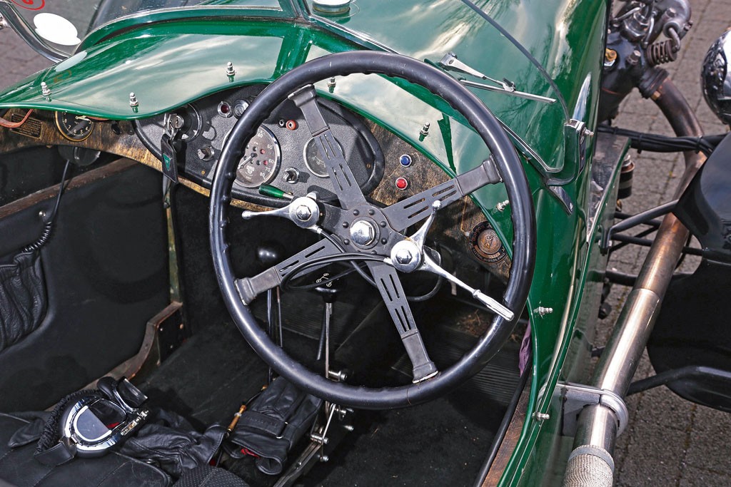 Morgan jest nagi, dosłownie nagi, wszystko ma bowiem na wierzchu. Ułatwia to obsługę samochodu, szczególnie gdy właściciel lubuje się w naprawach we własnym zakresie.