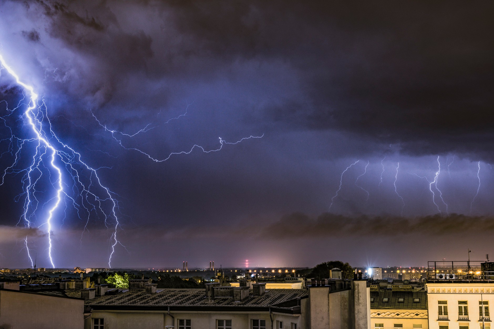 Samochód kontra burza