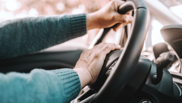 97-latek śmiertelnie potrącił pieszą. Następnie uderzył w inne auta, m.in. ze stulatką