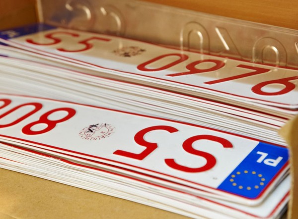 Już w lipcu pojawią się profesjonalne tablice rejestracyjne