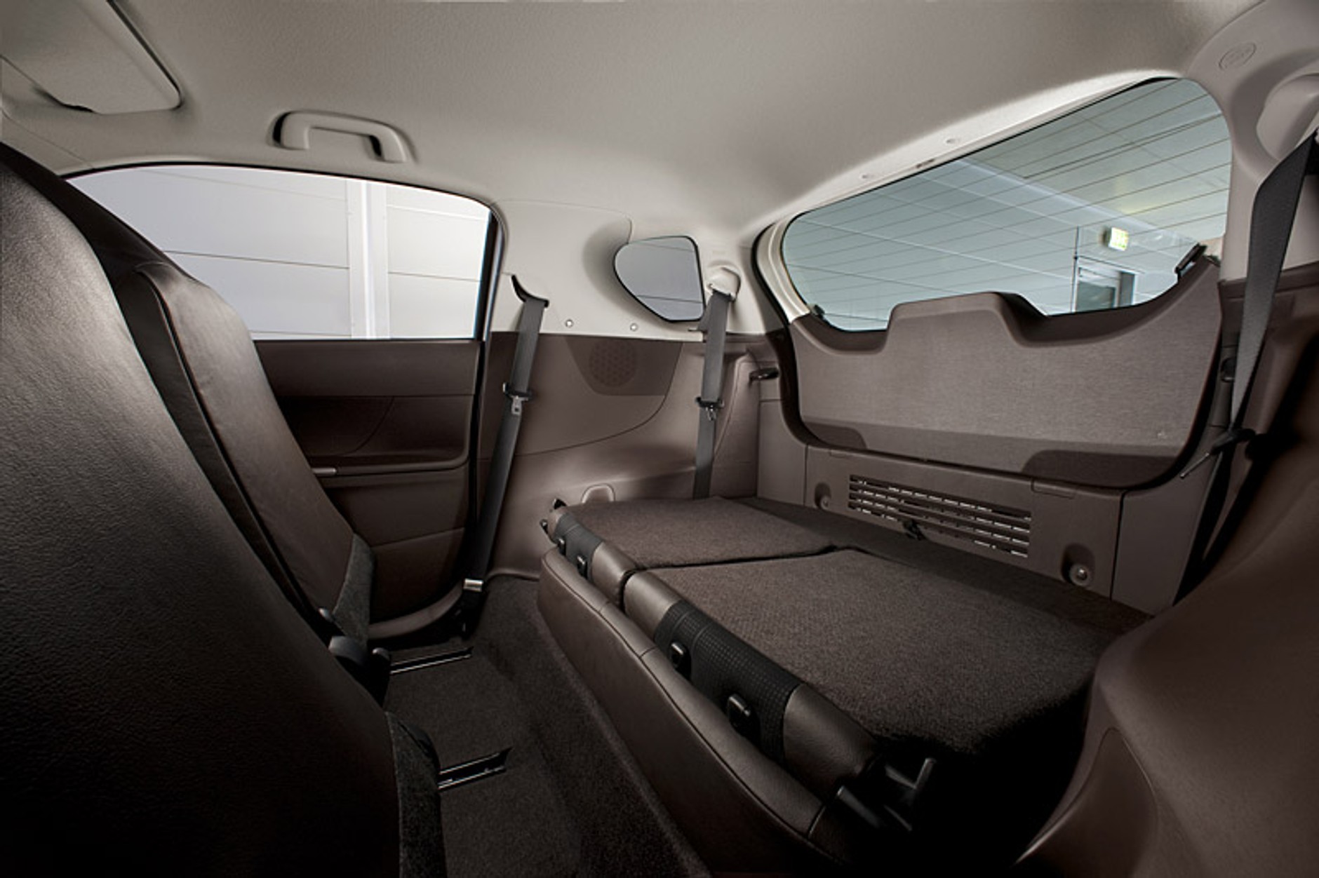 Toyota iQ: sześć nowinek technicznych zwiększających kabinę pasażerską