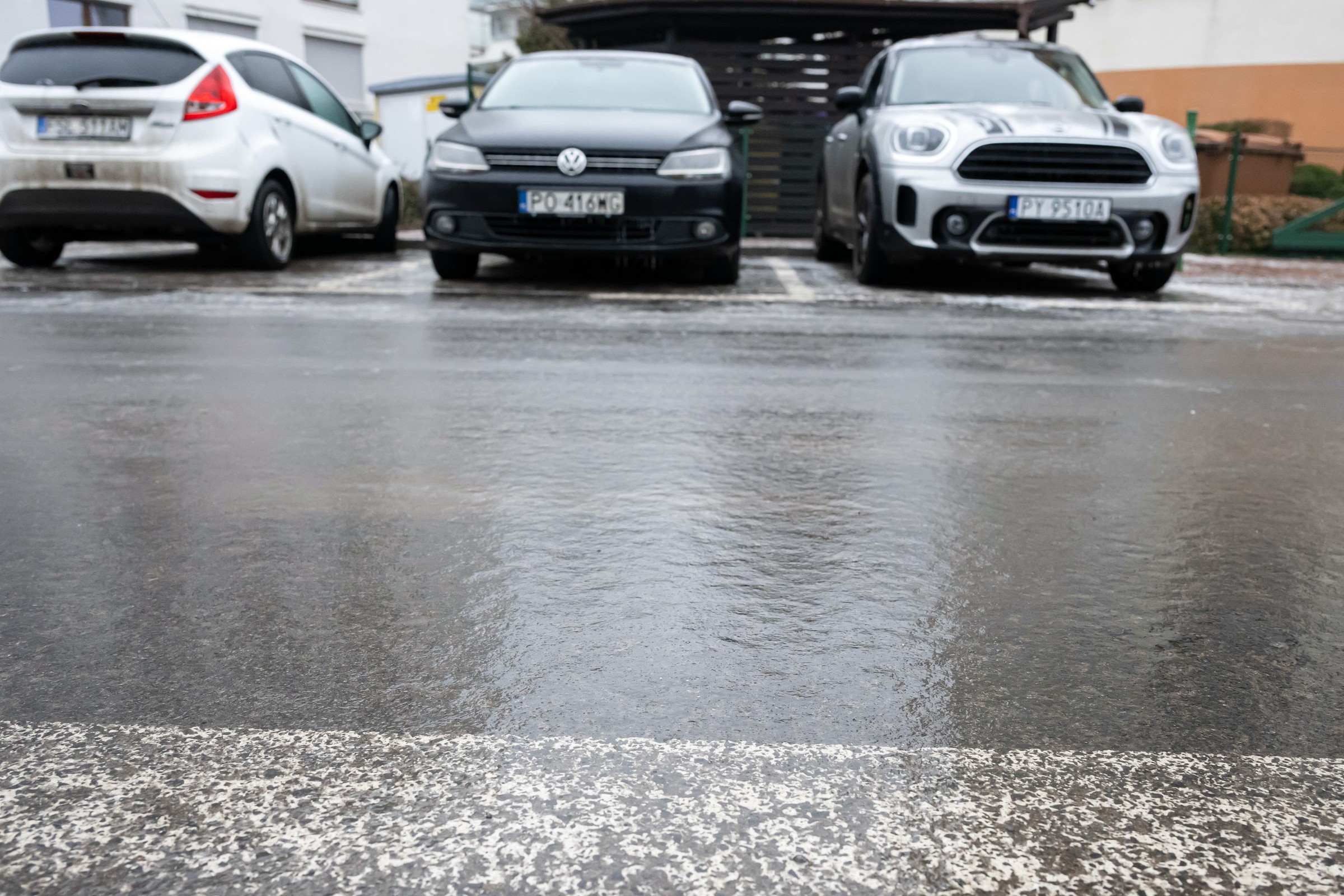 Pada marznący deszcz w całej Polsce. Czy jest sposób na "czarny lód"?