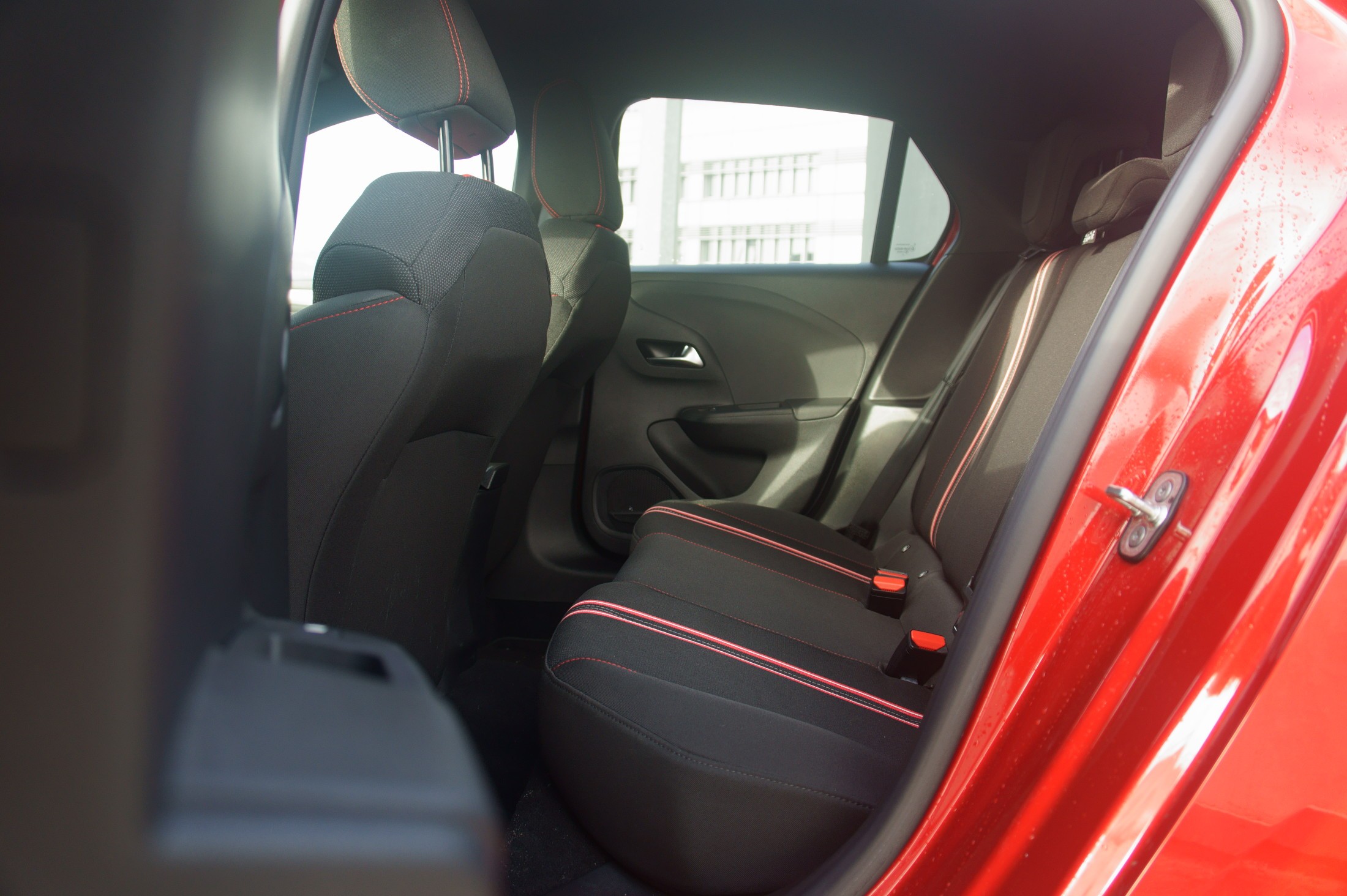 Opel Corsa – elektryk vs. spalinowiec. Który lepszy do miasta?