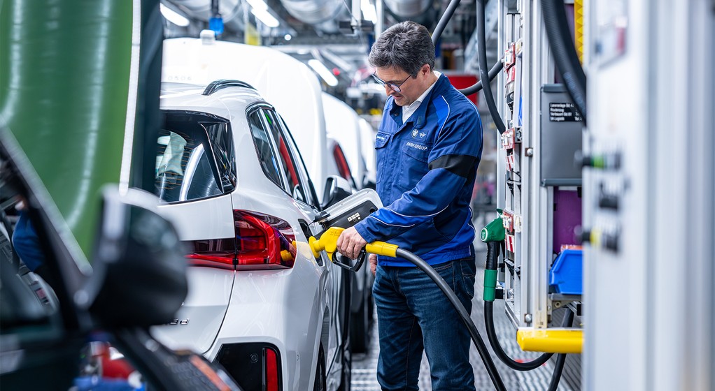 Pierwsze tankowanie BMW na linii produkcyjnej