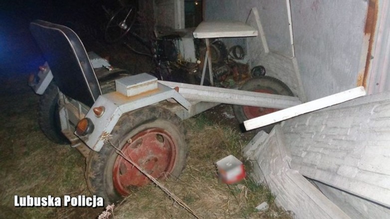 Miał dwa promile, kierował samoróbką ciągnika i wjechał w ogrodzenie
