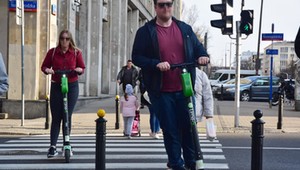 Hulajnogi, rolki, deskorolki - nowe przepisy już obowiązują. Dotyczą też kierowców aut!