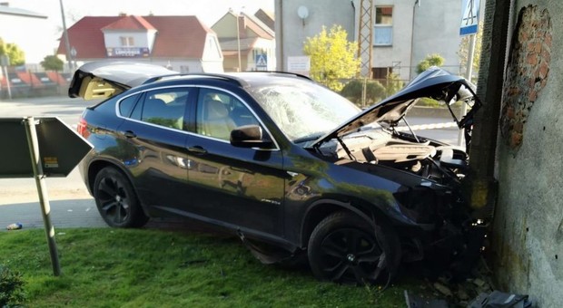 Rozbił BMW o przydrożny budynek. Grozi mu do pięciu lat więzienia