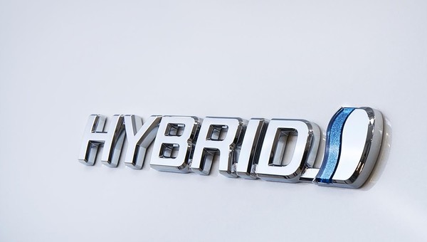 Najpopularniejsze technologie hybrydowe w Polsce. Od pełnej hybrydy Toyoty do plug-ina BMW