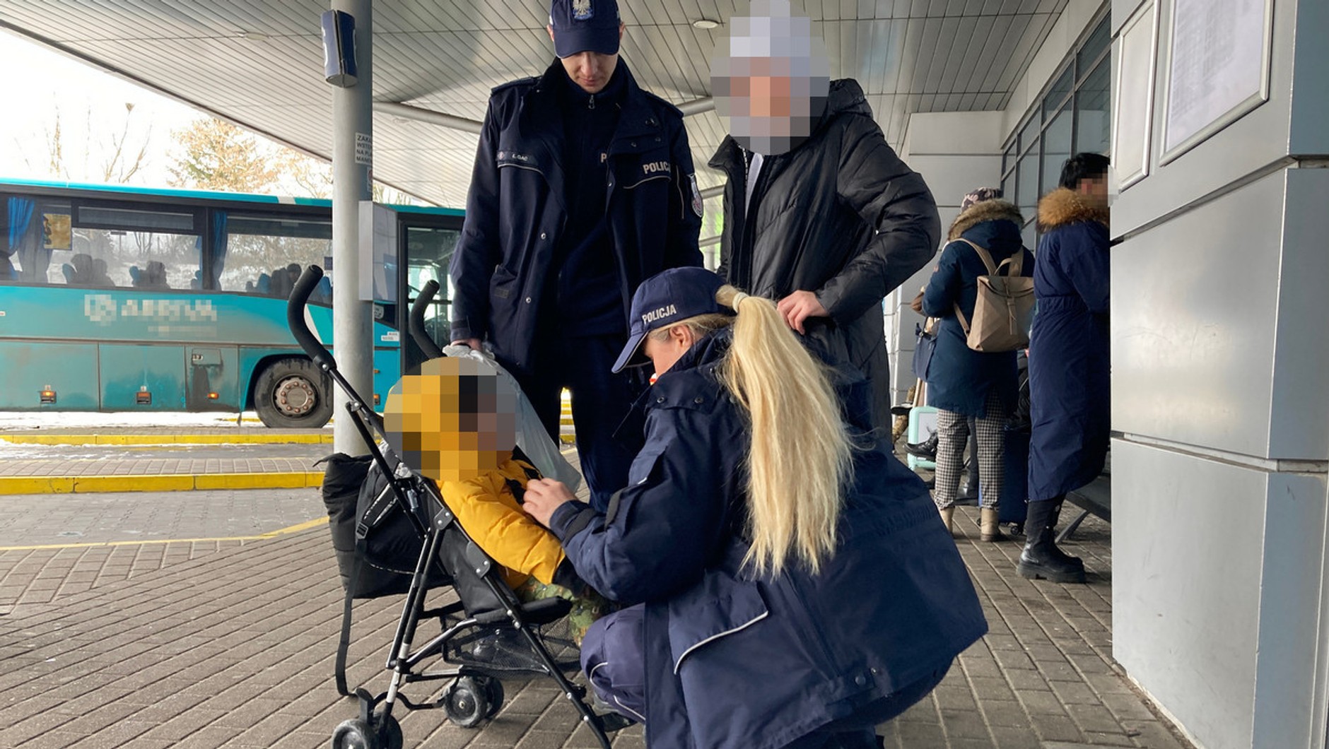 Policjanci pilnowali dzieci do przyjazdu ich matki